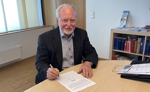 Grundstein für Center for Public Theology. Univ.-Prof. em. Dr. Hanjo Sauer unterzeichnet den Schenkungsvertrag für die mehrjährige finanzielle Zuwendung. 