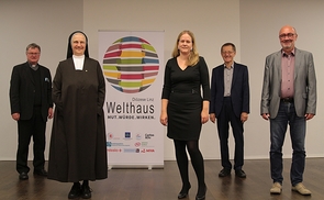 V. l.: Bischof Manfred Scheuer, Sr. Michaela Pfeiffer-Vogl (Marienschwestern), Christine Parzer (MIVA); Matthäus Fellinger (Welthaus), Heribert Ableidinger (Welthaus)