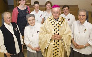 Die sieben Jubilarinnen mit Bischof em. Ludwig Schwarz SDB