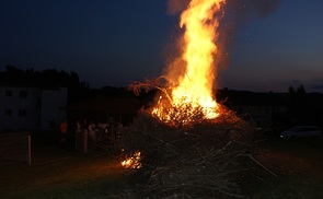 Sonnwendfeier in St. Pius: Mit Feuer und Flamme gefeiert