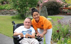 Tenzin Sedon Rutok floh aus Tibet und arbeitet nun als angehende Fach-Sozialbetreuerin für Altenarbeit im Seniorenwohnhaus St. Bernhard, wo auch Norbert Muezel wohnt. 