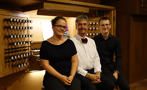 Brett Leighton mit seinen beiden Registranten Theresa Zöpfl und Gerhard Raab an der Rudigierorgel